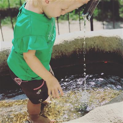 Kind spielt mit Wasser